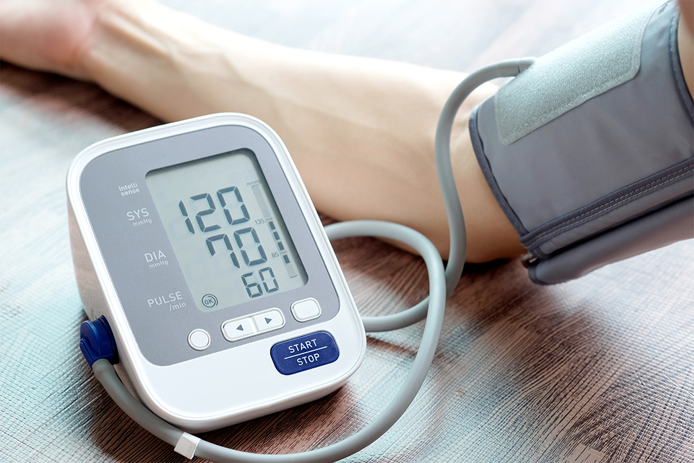Пульс 120 на 60. Тонометр Digital Blood Pressure Monitor. Тонометр 120 на 80. Тонометр 220 давление. Давление 120 на 70.