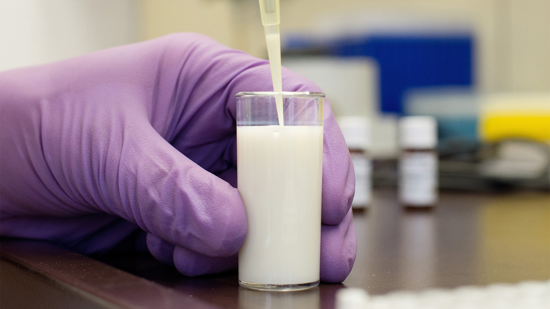 Молочная продукция запрет. Исследование молока. Антибиотики в молочных продуктах. Антибиотики в молоке. Молоко исследование.