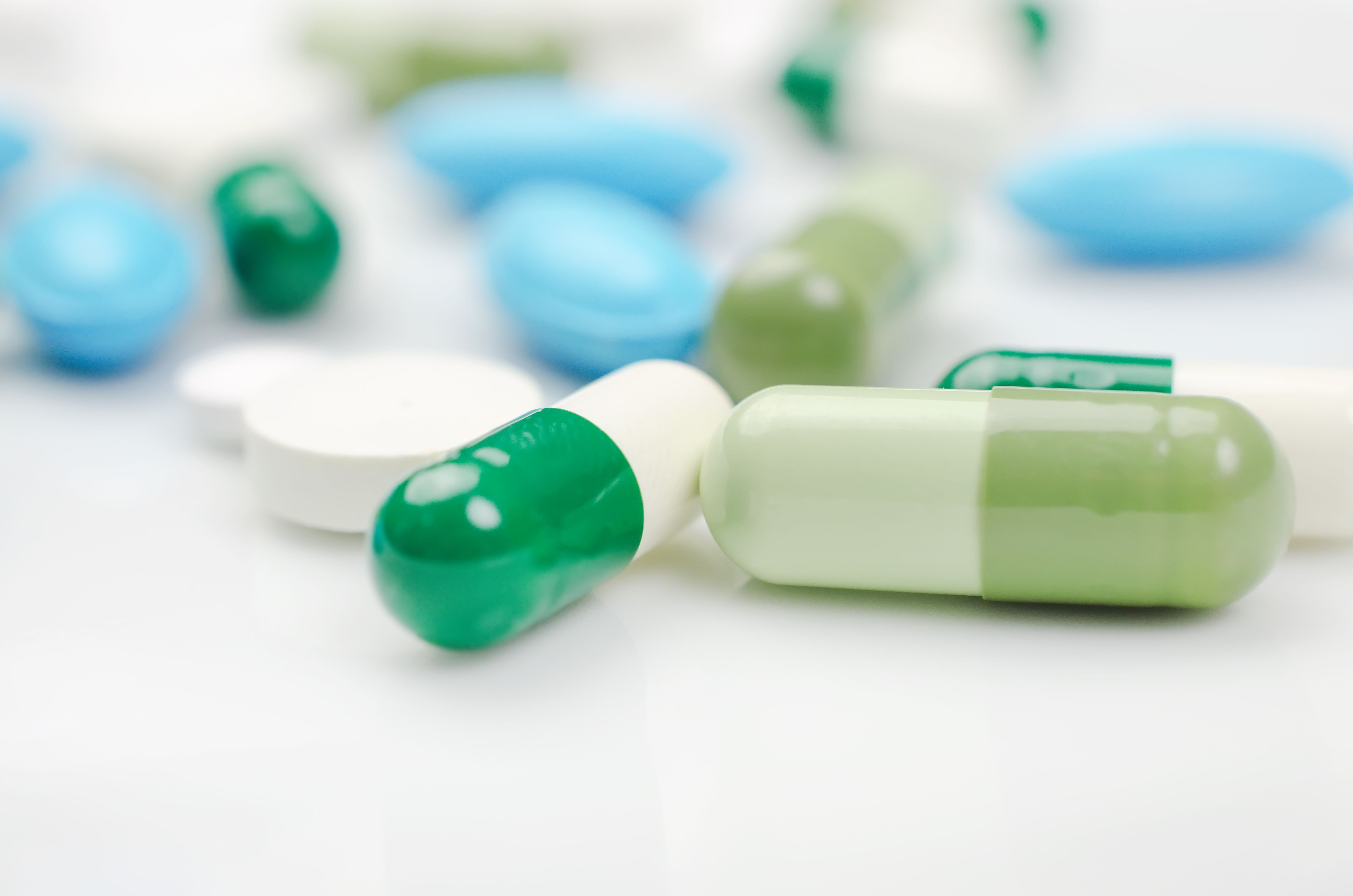 Зеленые антибиотики. Медицинские таблетки. Антибиотик зеленого цвета таблетки. Таблетки обои. Таблетки на зелёном фоне.