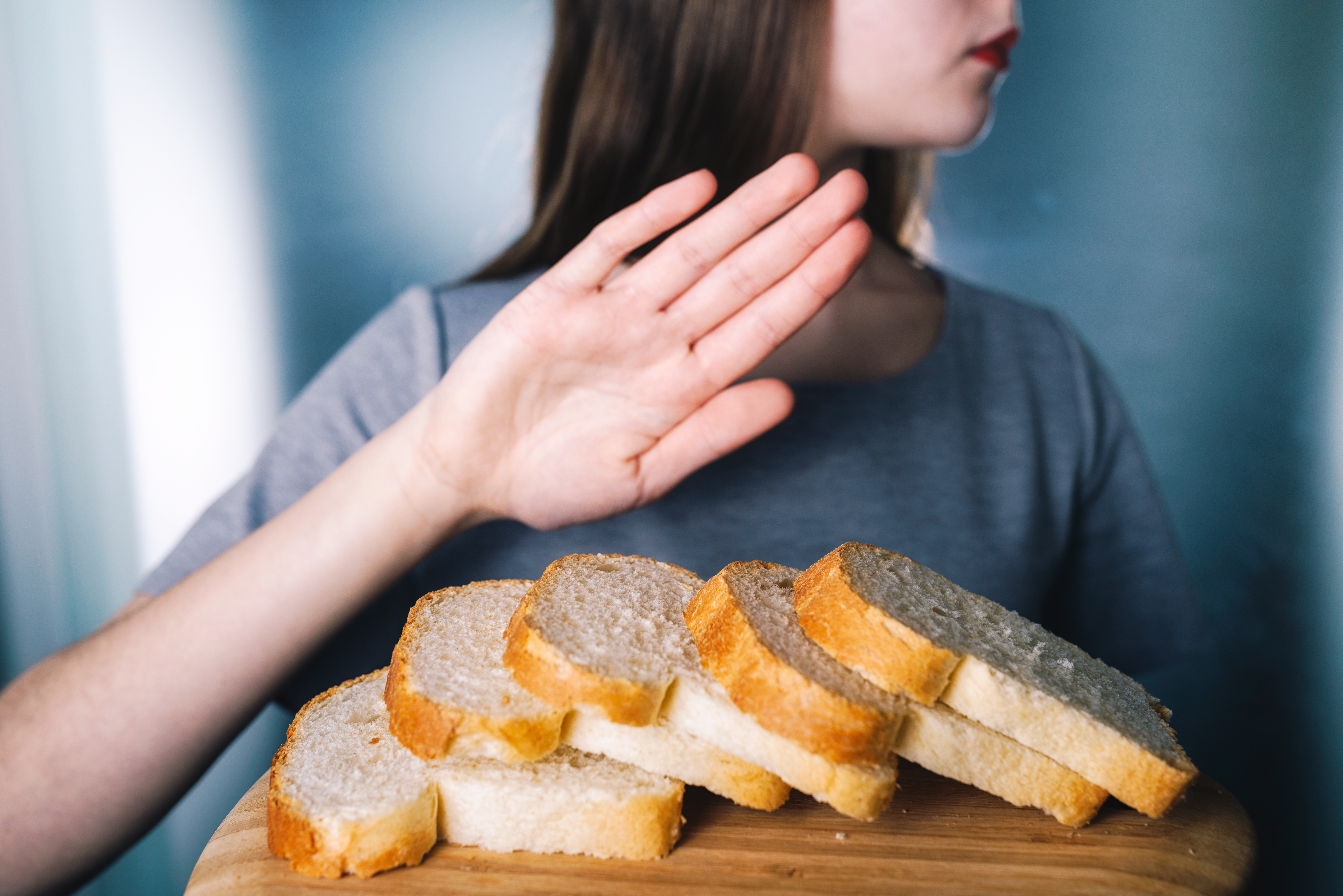 В хлебе есть мясо. Человек ест хлеб. Белый хлеб. Хлеб для диеты. Девушка ест хлеб.