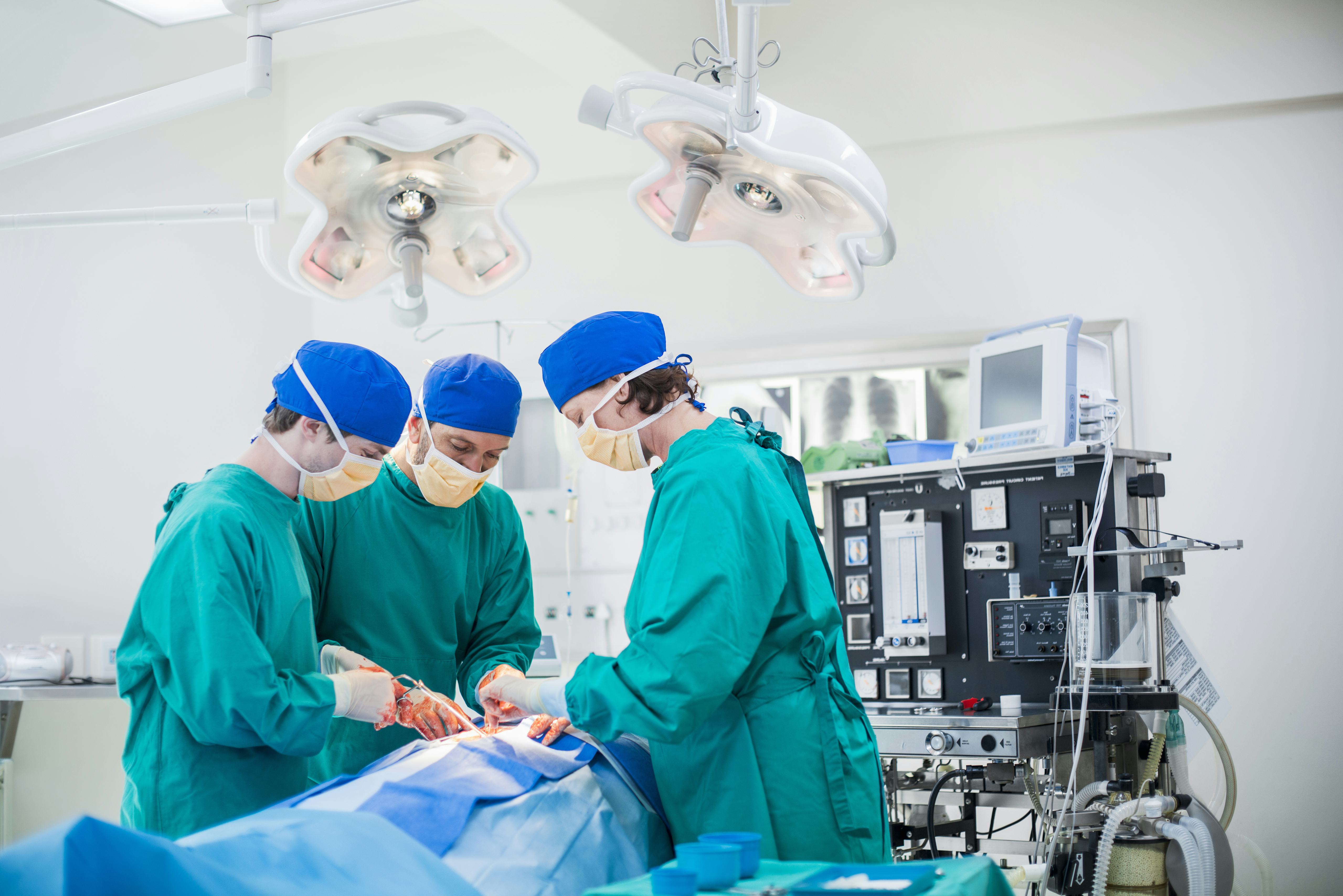 Врач с сердцем. Операционная картинки. Операционная медсестра. Операция в операционной. Хирургическое отделение.