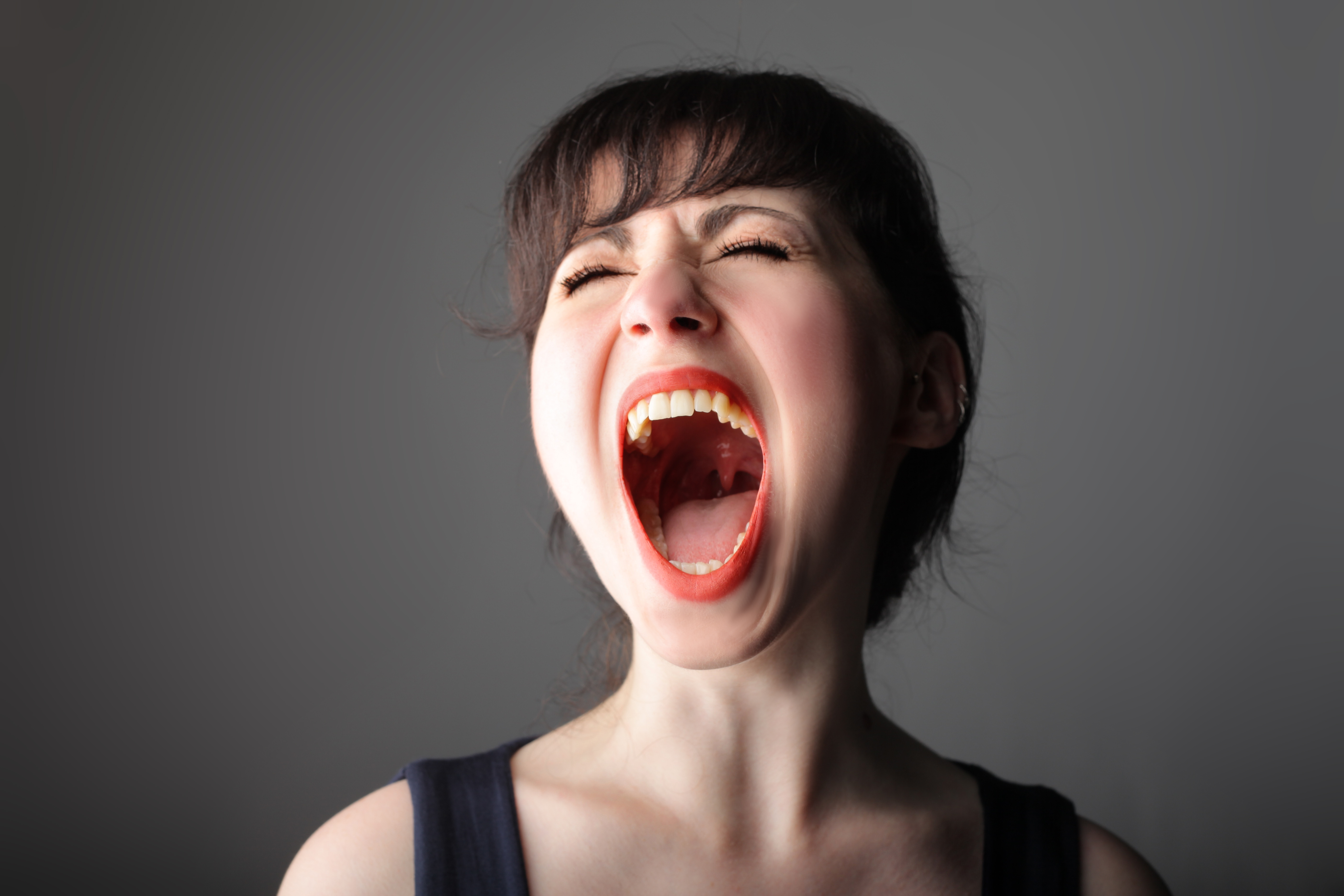 Woman scream. Девушка с открытым ртом. Женщина открыла рот.
