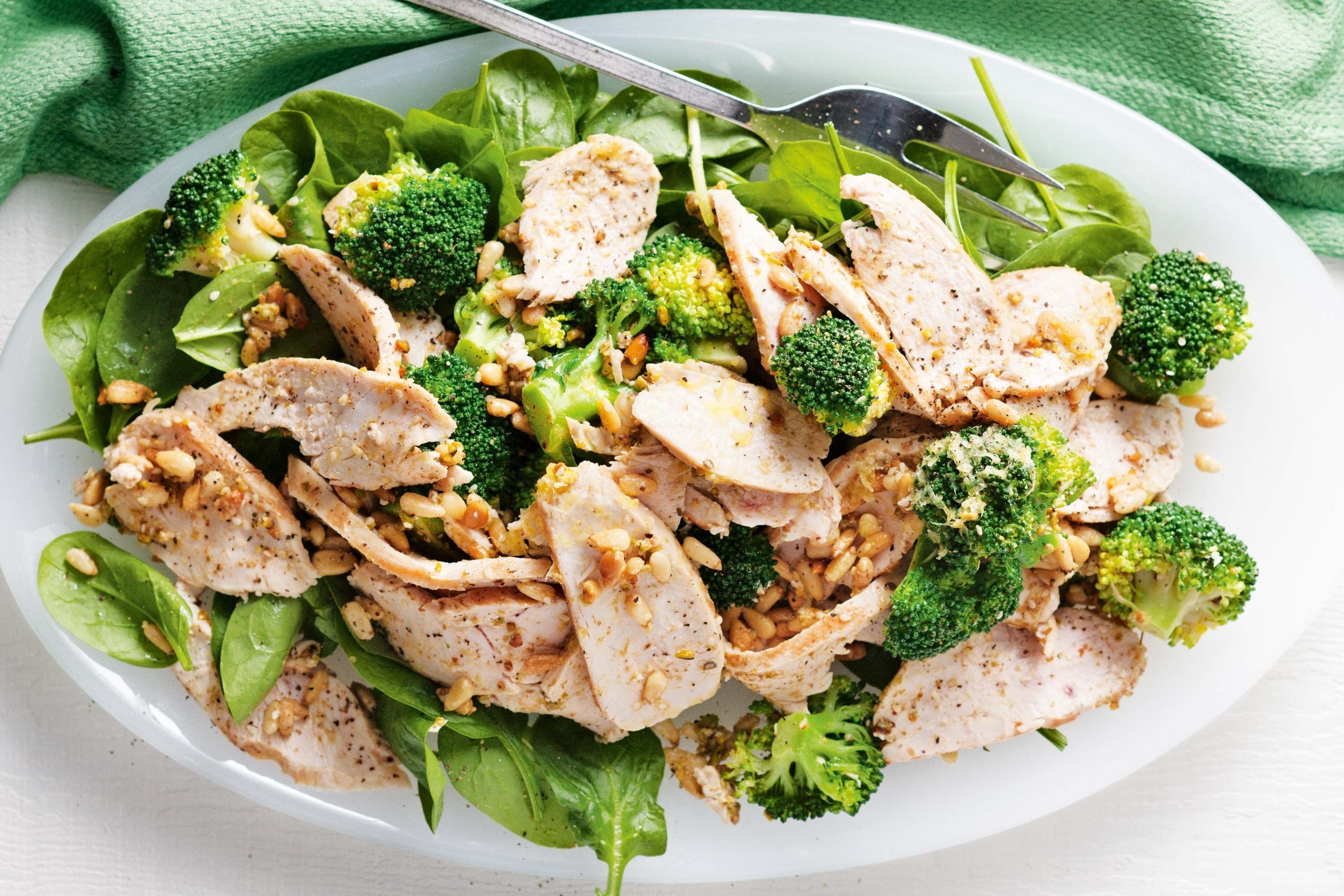 Рецепт вкусного салата для похудения. Салат с брокколи. Диетические блюда. Салат с курицей. Зелень для салатов.