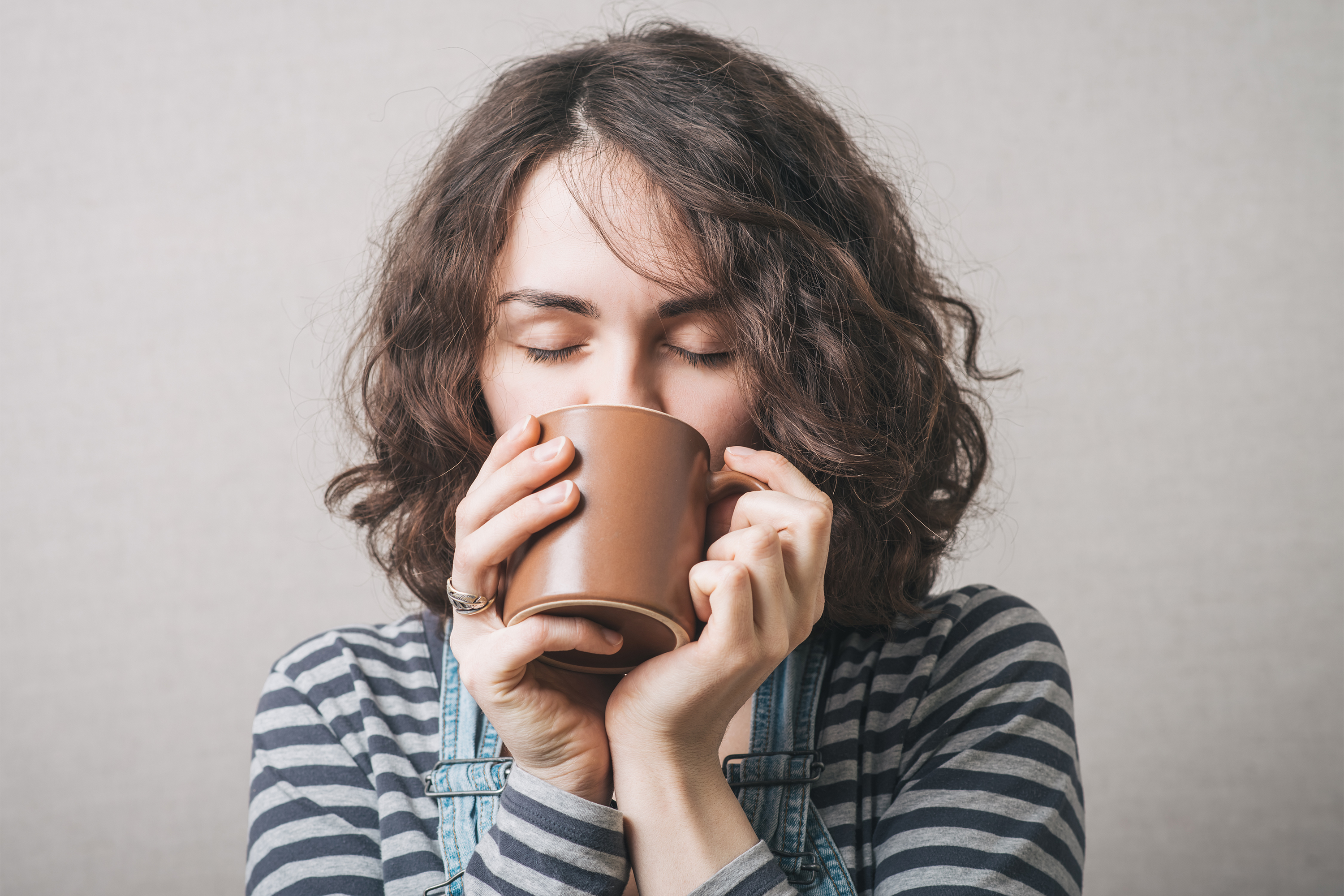 Drinking coffee. Человек пьет кофе. Кофейная зависимость. Пить кофе. Зависимость от кофе.