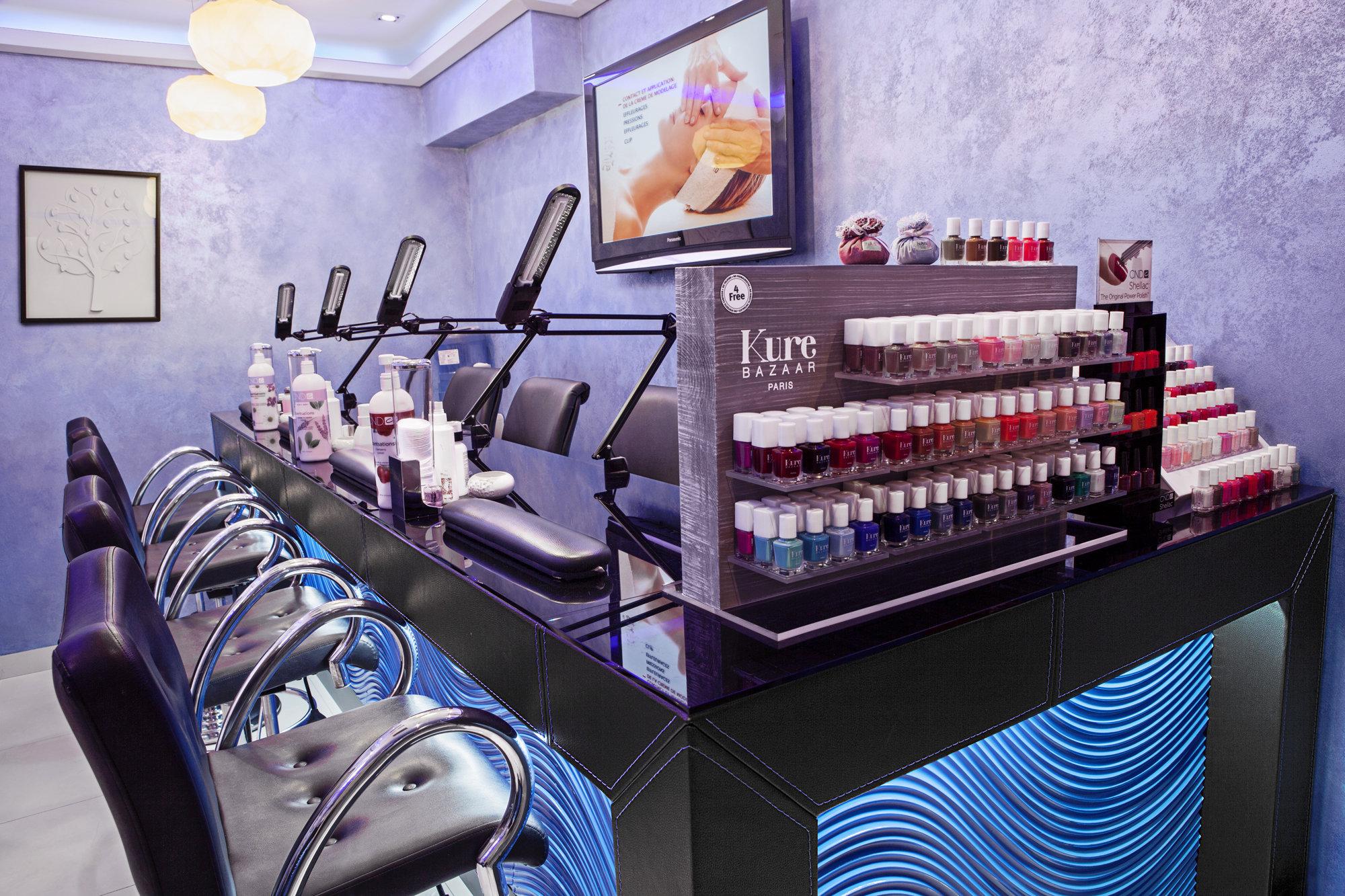 Nail bar. Ногтевой бар. Маникюр бар. Наил бар. Островок маникюра в салоне красоты.