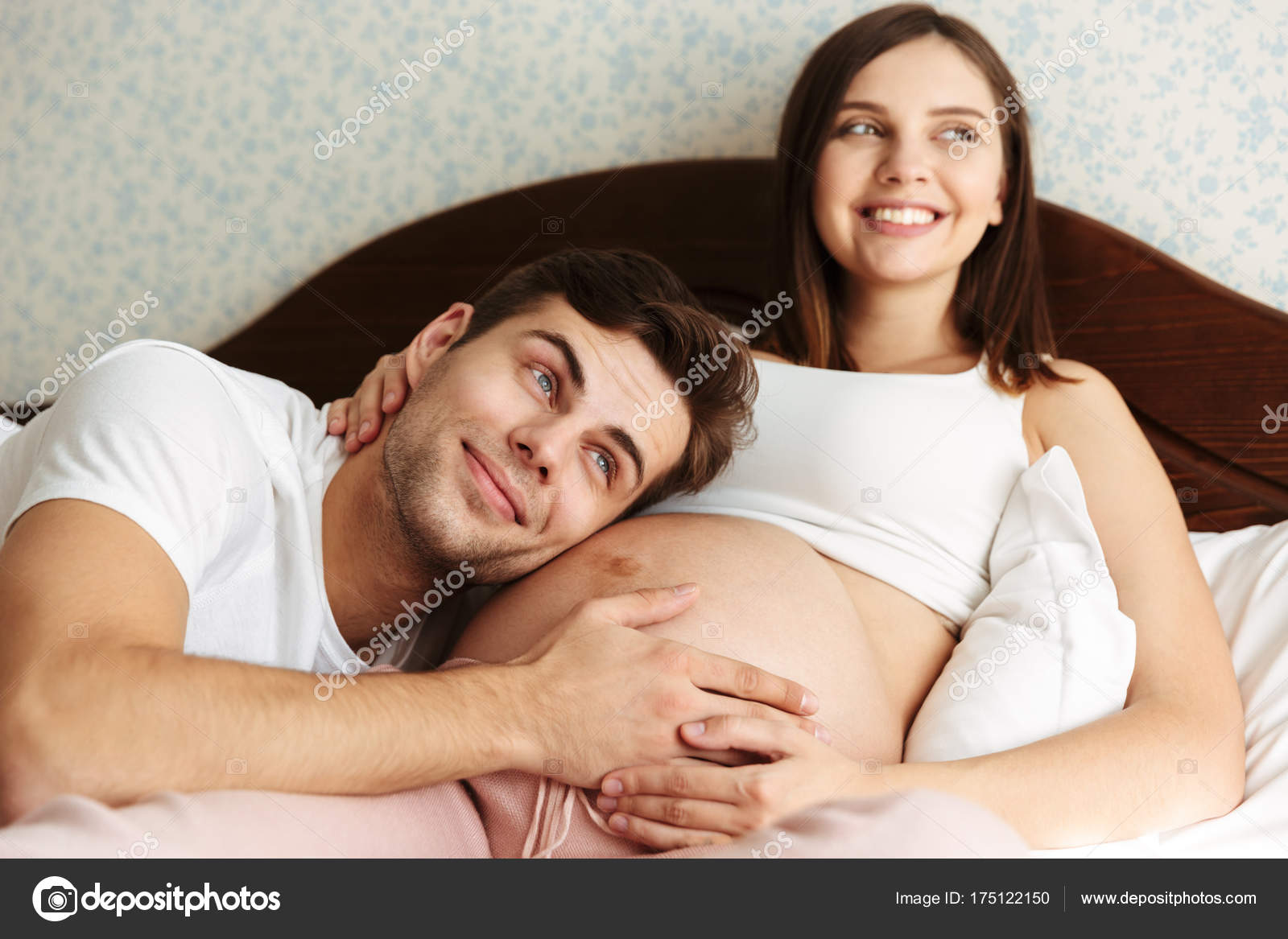 Беременность в постели. Фотосессия беременных на кровати.