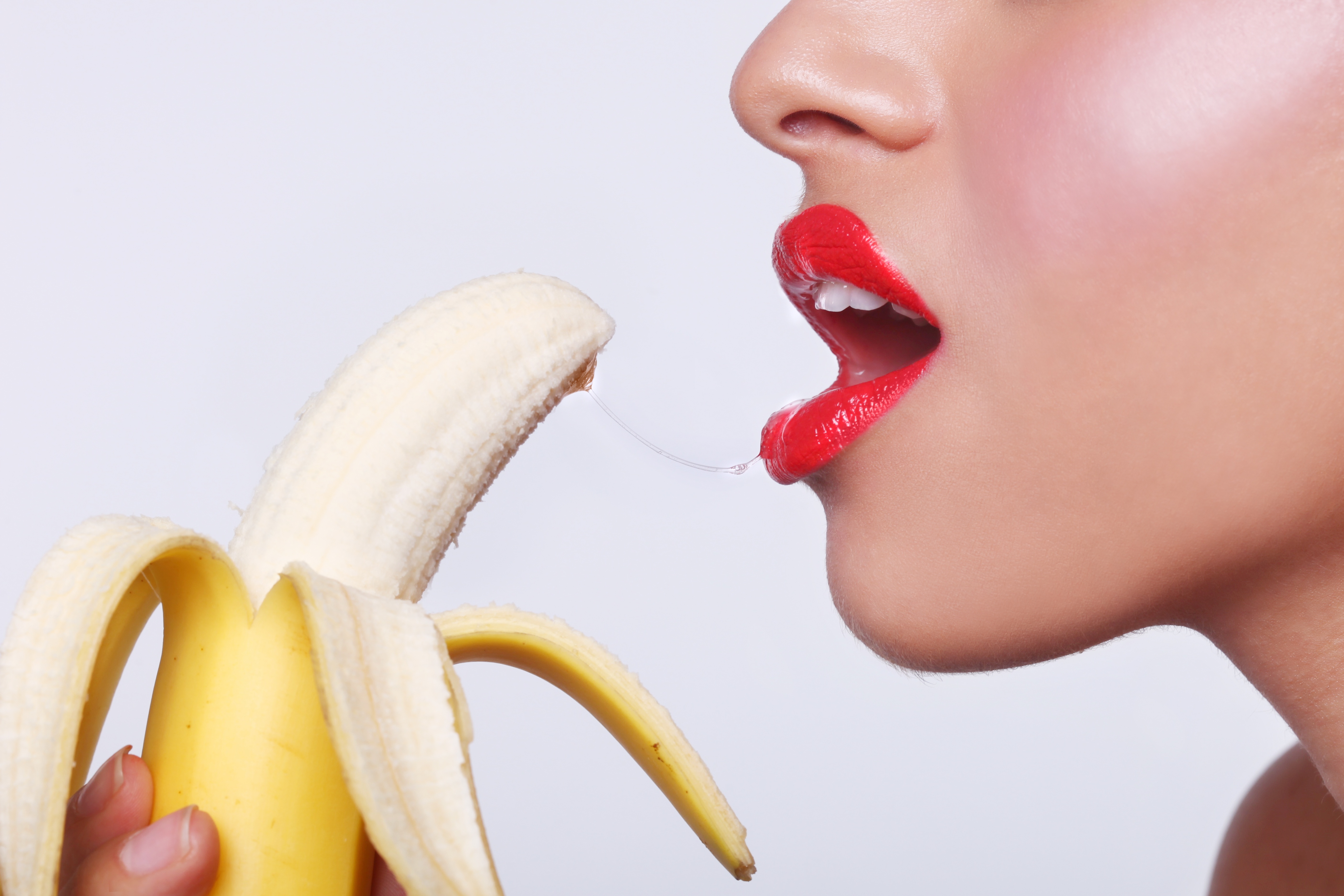 Взять врот. Девушка с бананом. Девушка с бананом во рту. Девушка ест банан. Губы и банан.