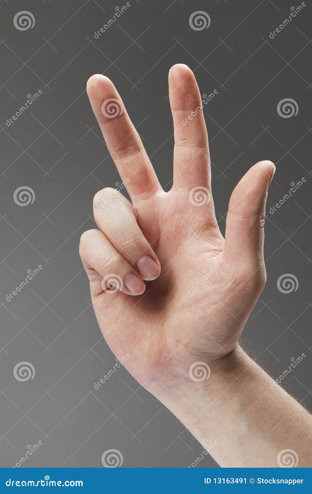 Here e 3. Жест три пальца. Знак рукой три пальца. Большой указательный и средний палец. Жест три пальца указательный средний.