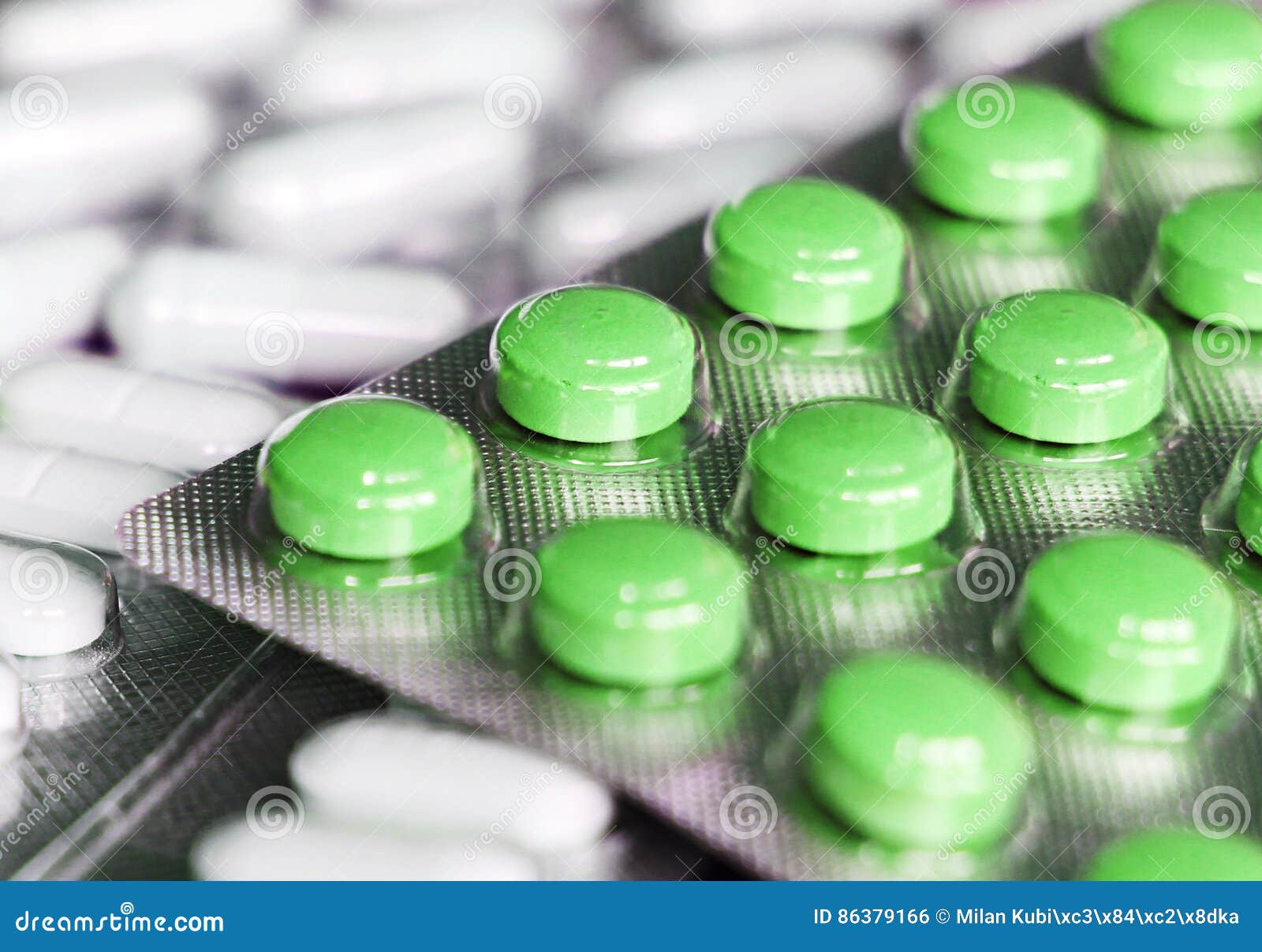 Зеленые антибиотики. Зеленые таблетки. Зеленые таблетки антидепрессанты. Антибиотики зеленые. Таблетки зеленого цвета.