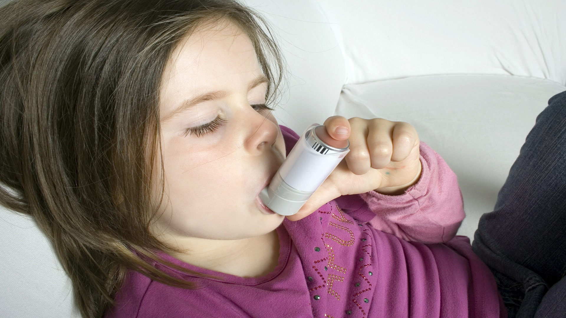 Астма в детстве. Астма. Ингалятор астма. Ингаляторы при бронхиальной астме. Ингалятор для детей.