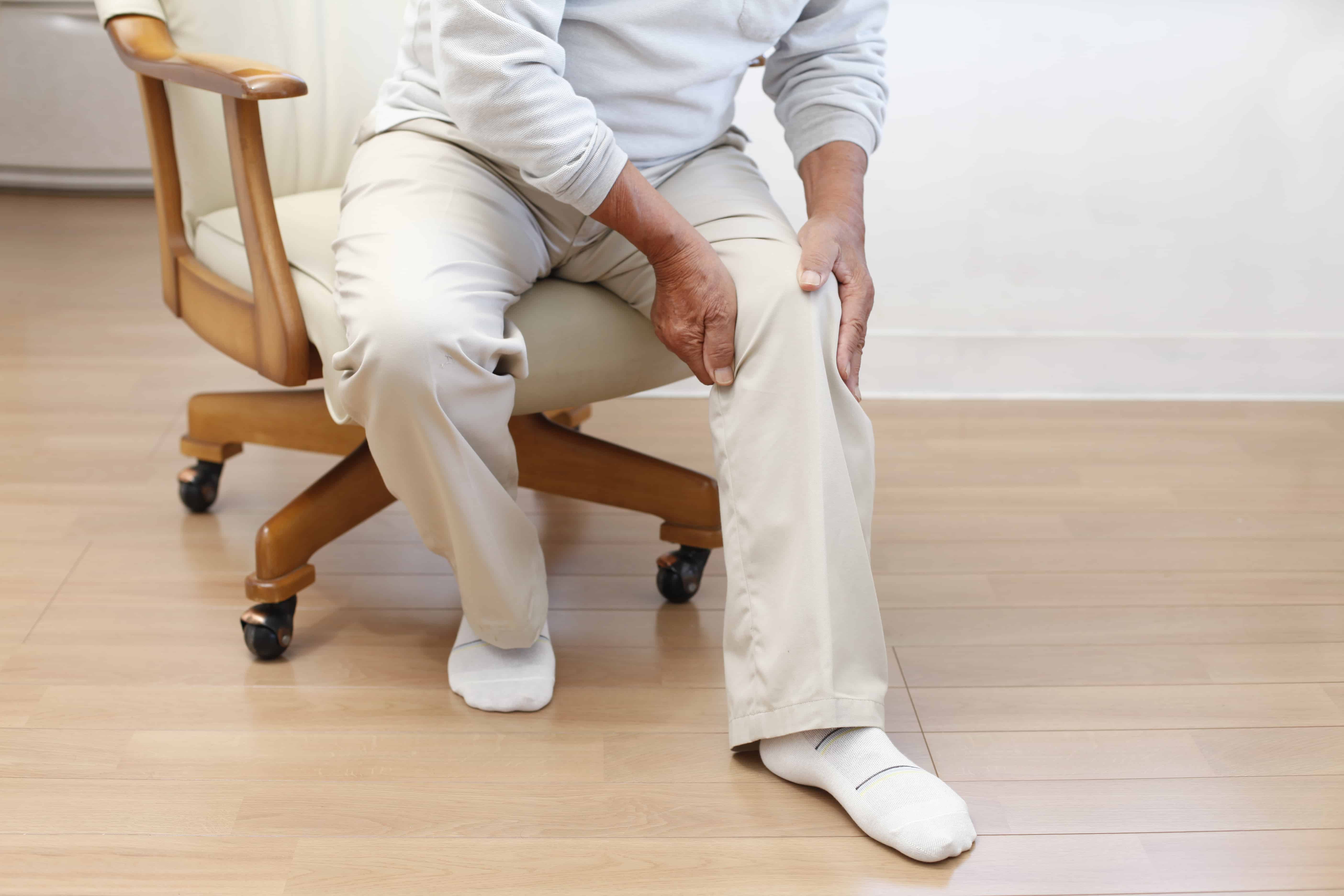 Судороги у пожилых женщин причины и лечение. Ногоболт. Суставы пожилых. Мужчина с больной ногой. Боль в суставах.