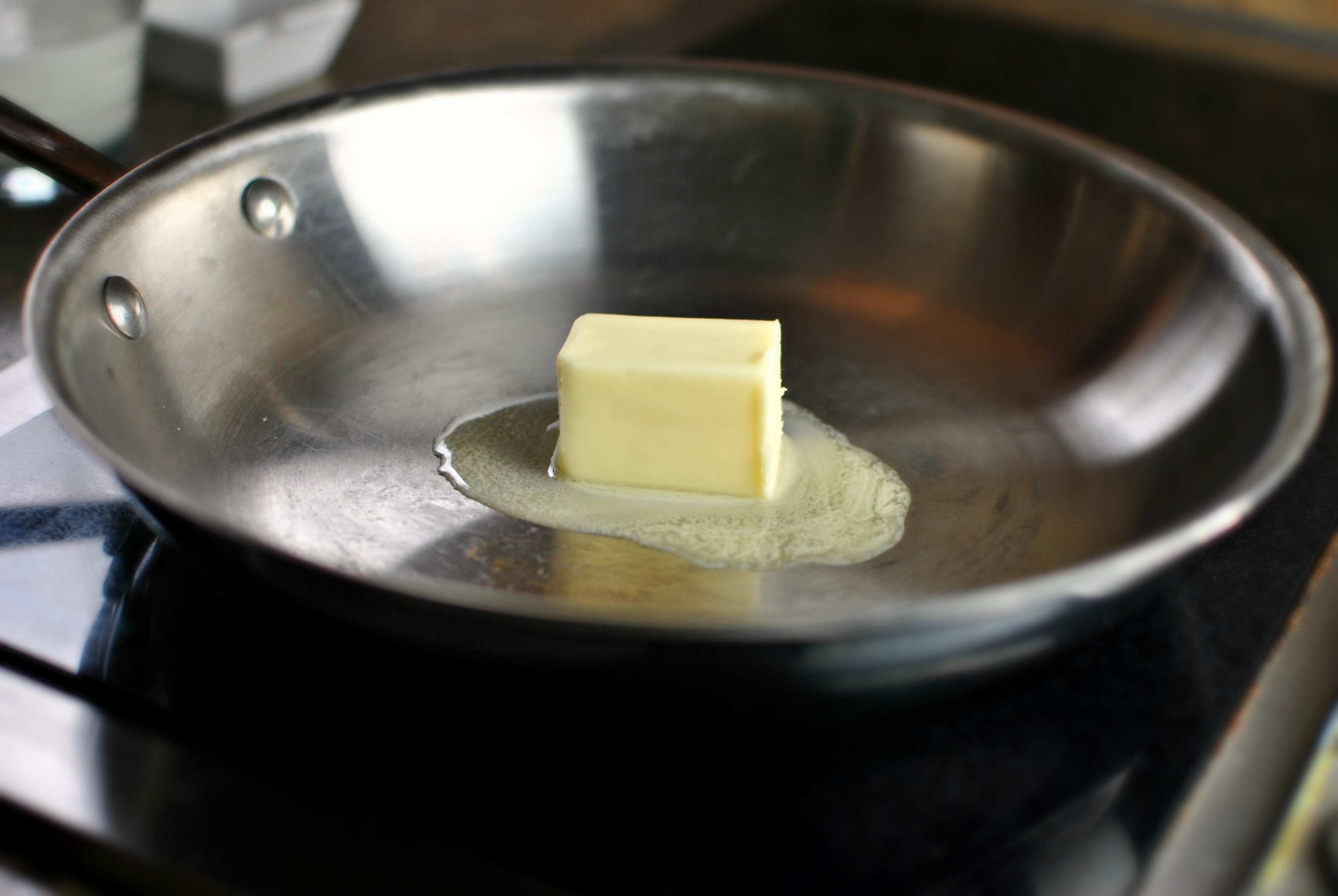 Масло на котором можно жарить. Сливочное масло на сковороде. Растопленное сливочное масло. Растопленное сливочное масло в сотейнике. Плавление масла.