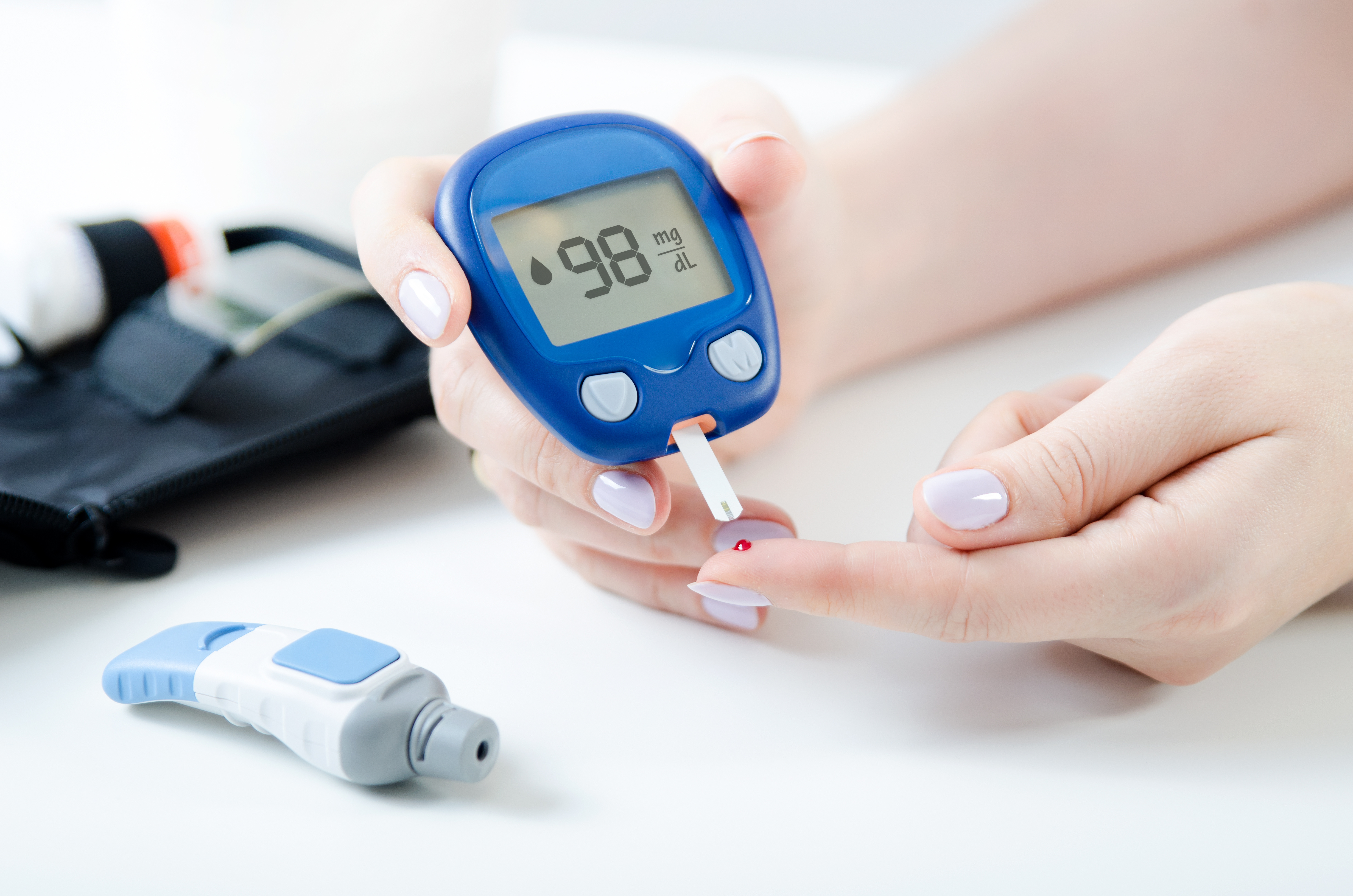 Диабет тест можно. Сахар крови глюкометр. Измерение сахара в крови глюкометром. Глюкометр диабет. Сахарный диабет глюкометр.